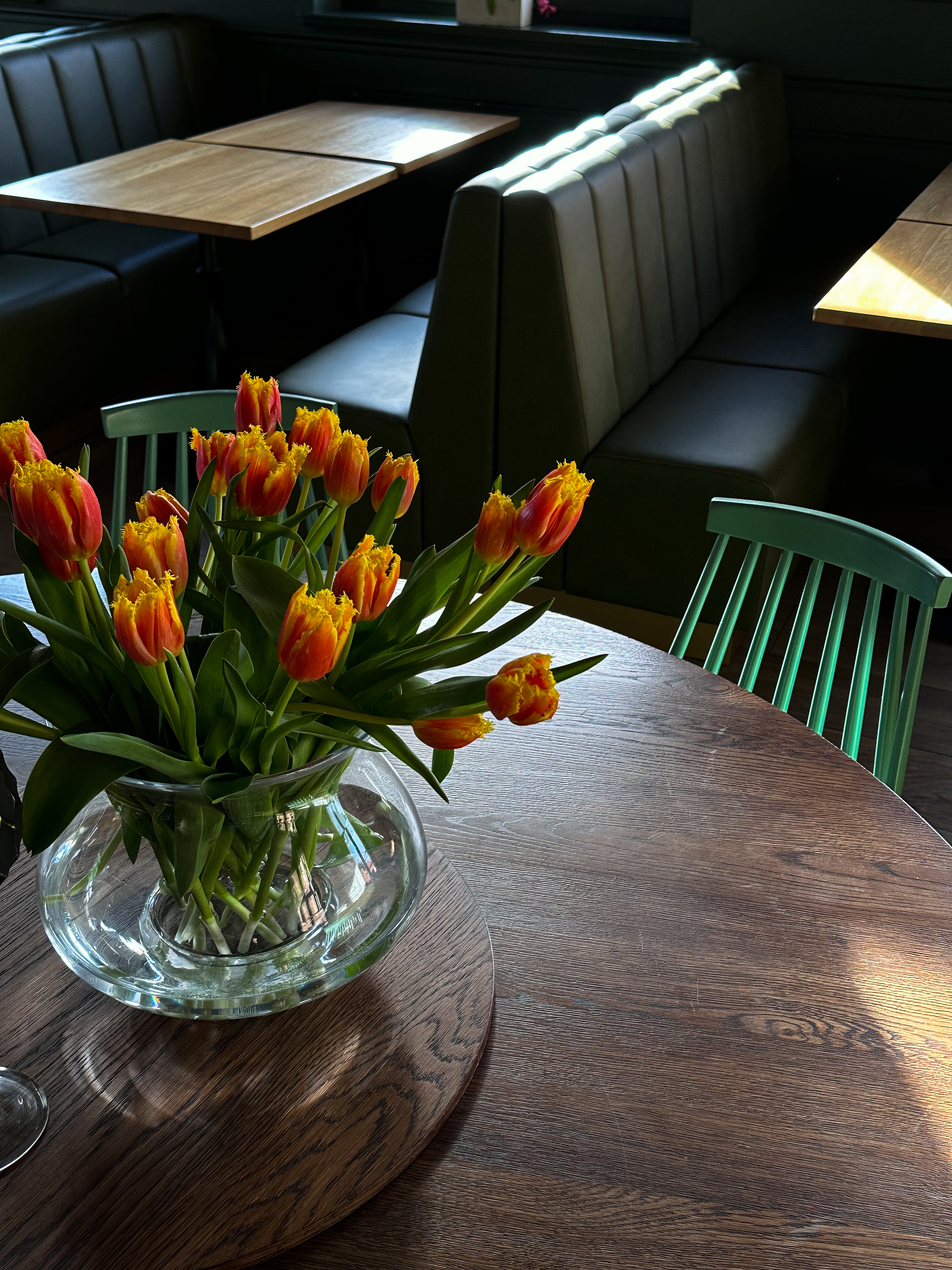 Kolorowe tulipany na stoliku restauracyjnym